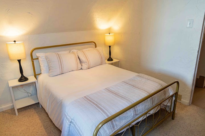 Plne vybavená spálňa je útulná a má šatník, komodu a vlastnú práčovňu a kúpeľňu.