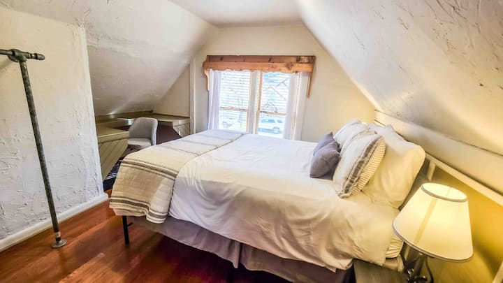 Spálňa s manželskou posteľou má malý kancelársky kútik pre tichý pracovný priestor. 