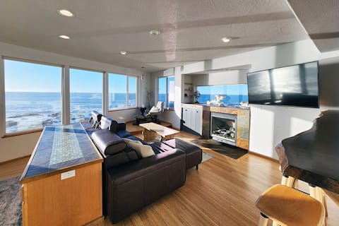 Spectacular Ocean Views! Hot Tub! ~ Whaley Nice!