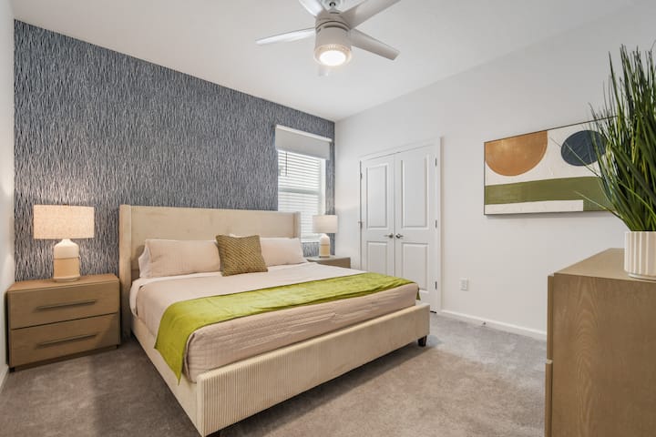 غرفة النوم 5 - الطابق الأرضي - غرفة نوم بسرير كينج مع حمام خاص