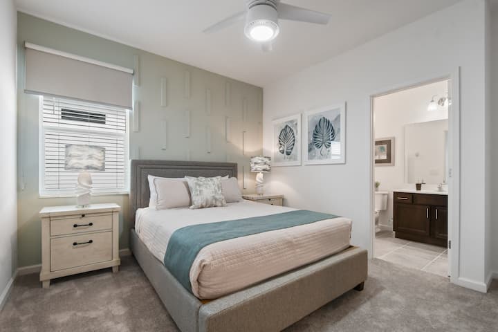 غرفة النوم 13 - الطابق الثاني - غرفة نوم بحجم كوين مع حمام خاص