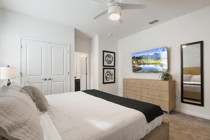 غرفة النوم 9 - الطابق الثاني - غرفة نوم بسرير كينج مع حمام خاص