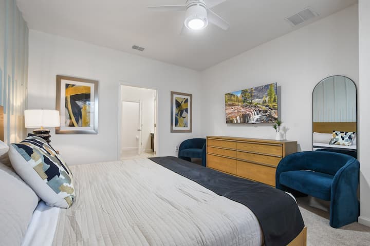 غرفة النوم الثالثة - الطابق الأرضي - غرفة نوم بسرير كينج مع حمام خاص