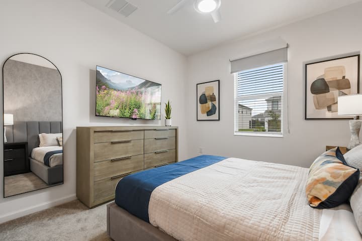 غرفة النوم الثانية - الطابق الأرضي - سرير كبير مع حمام خاص