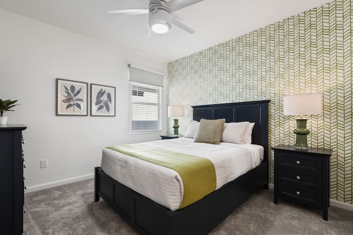 غرفة النوم 14 - الطابق الثاني - غرفة نوم بحجم كوين مع حمام خاص