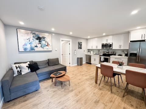 Salty Breeze- Apartment steps from the sand!