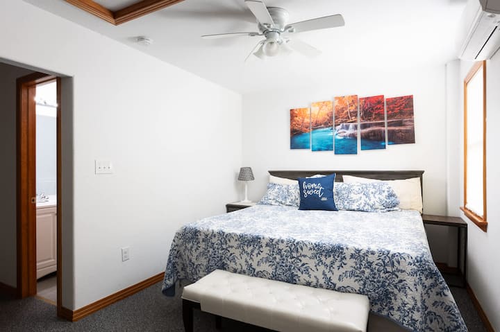 Quarto principal king de nível médio com banheiro privativo completo e TV