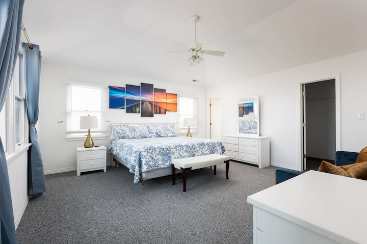 Quarto principal king de nível superior com banheiro completo, sofá e TV