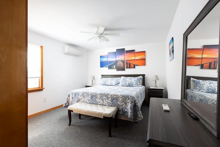 Quarto principal king de nível médio com TV