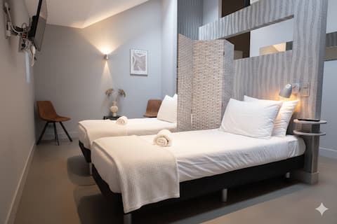 24 persons, 12 suites bathrooms| large kitchen