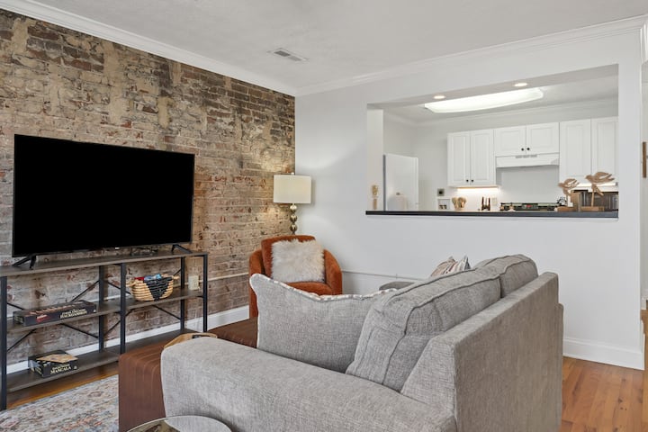 Stylish Downtown Loft Above Bella Restaurant - Maryville, TN