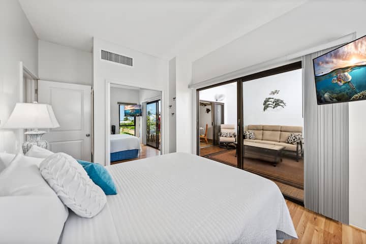 חדר שינה מואר שמש המציע אווירה רגועה ונוחה