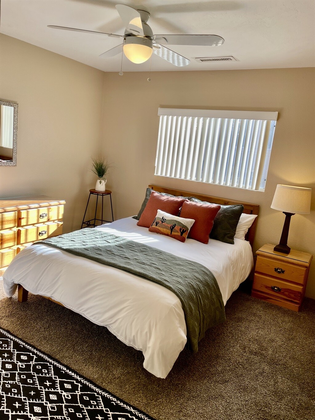 Furahia usingizi wa usiku wenye utulivu katika chumba cha kulala cha pili kinachovutia, kilicho na kitanda cha ukubwa wa kifahari na mashuka laini.  Hakikisha vitu vyako vimepangwa na kufikika kwa urahisi kwa kutumia kabati lenye nafasi kubwa, droo zinazofaa na meza kando ya kitanda.