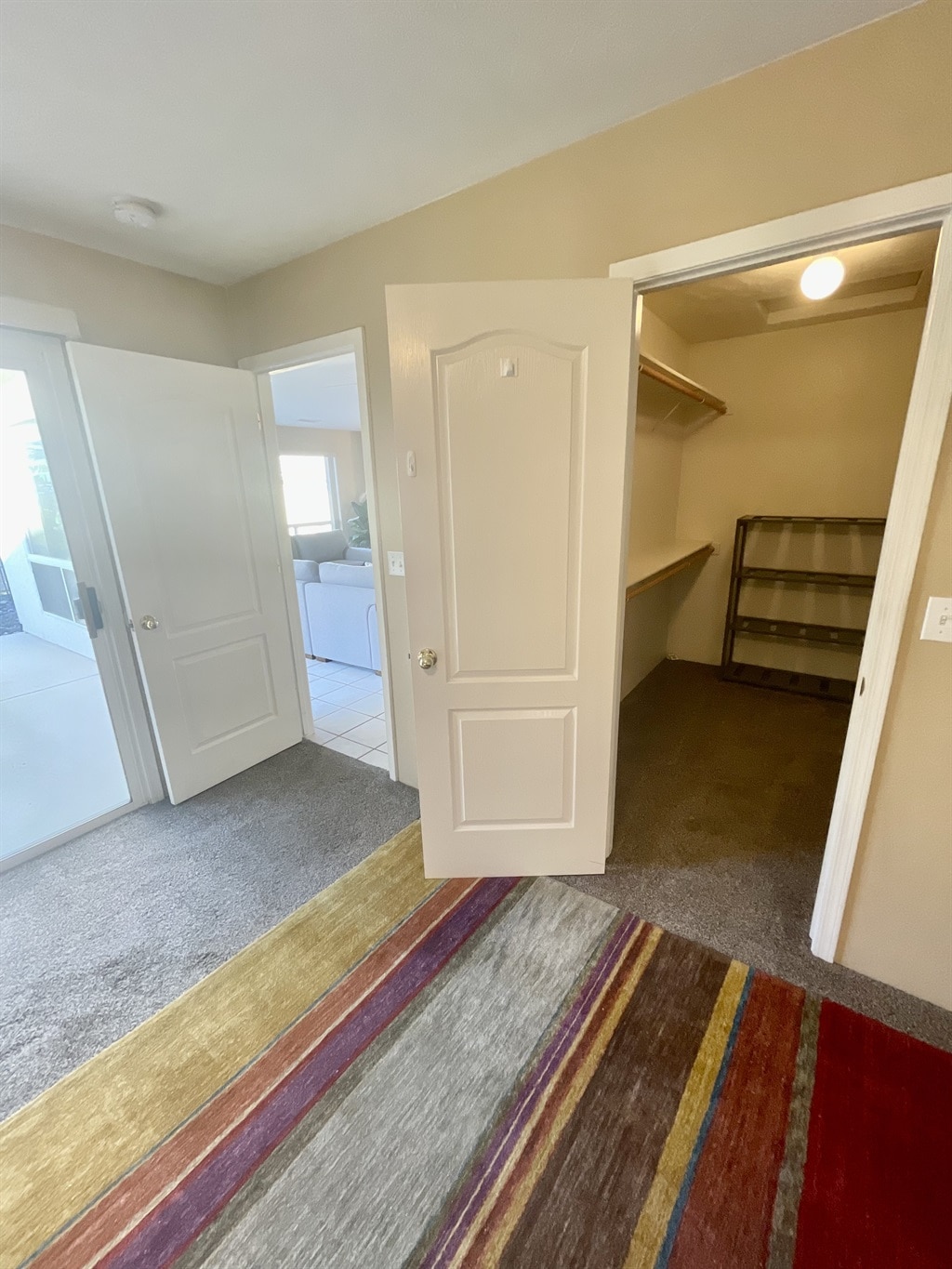 Kabati lenye nafasi kubwa ya kuingia linatoa sehemu ya kutosha ya kuning 'inia na rafu rahisi ili kuweka vitu vyako vikiwa vimepangwa wakati wote wa ukaaji wako.