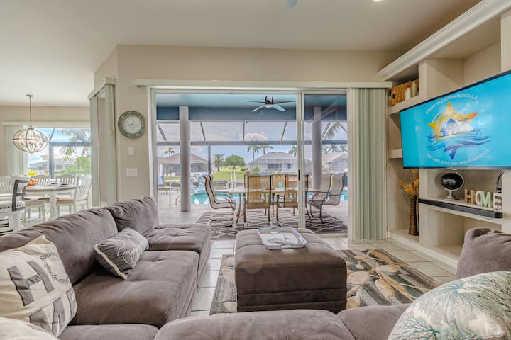 开放式起居区。-从客厅可欣赏泳池边景观，体验无缝的室内外生活
-在沙发上享受舒适的夜晚，或走出户外，呼吸新鲜空气，放松自己
- 这套房源设计宽敞，非常适合举办活动或简单享受