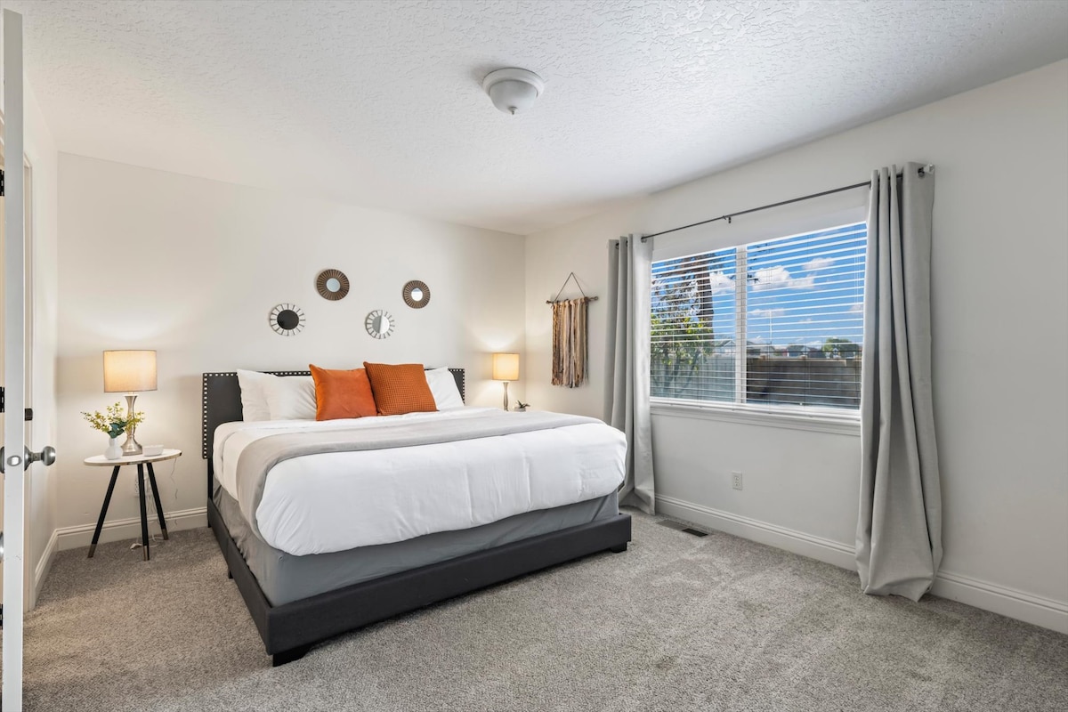 Relájate en el dormitorio principal con baño privado en  el nivel principal, con una cama tamaño king con el colchón más cómodo y cortinas opacas para una noche de descanso tranquilo. El televisor Roku te permite relajarte y disfrutar de tus programas favoritos.