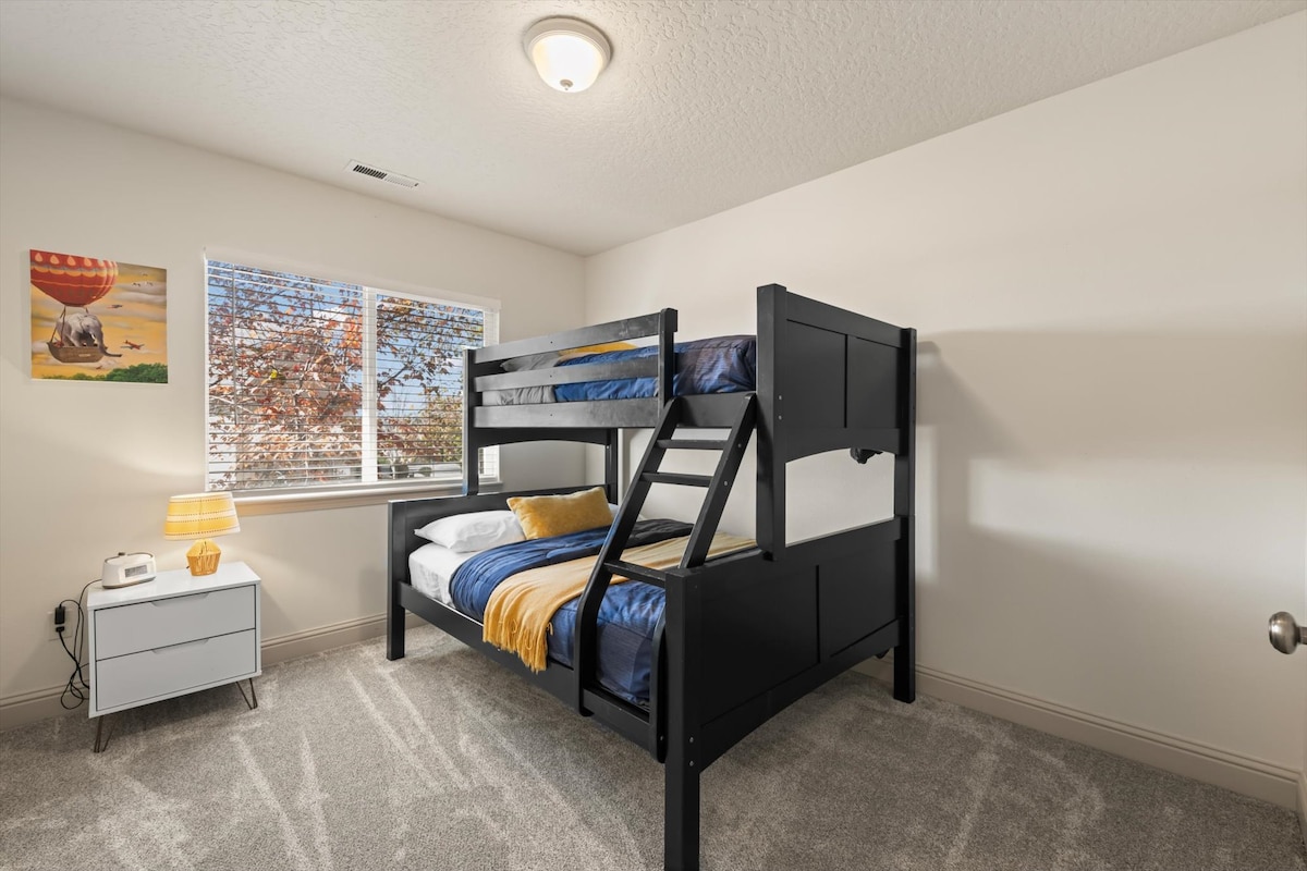 El dormitorio de arriba cuenta con una litera doble de madera maciza, perfecta para que los niños o los huéspedes adicionales duerman cómodamente.