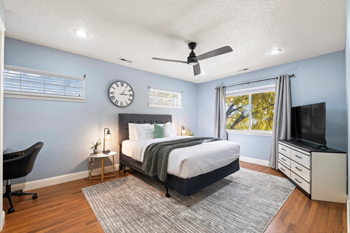 Retiro en la planta superior con una acogedora cama tamaño queen y TV Roku, perfecta para relajarse después de un día de aventuras.