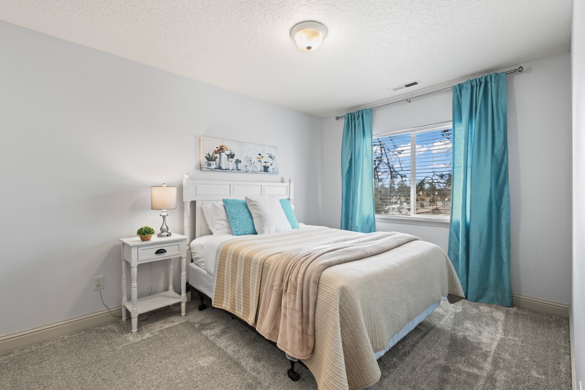 Arriba, encontrarás otro dormitorio acogedor con ropa de cama suave y un colchón tan cómodo que te garantiza una gran noche de sueño.