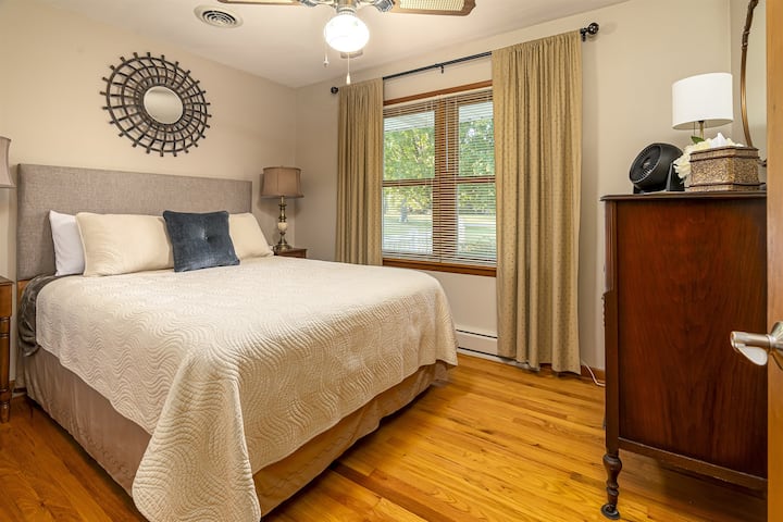 Camera da letto con 2 letti matrimoniali.