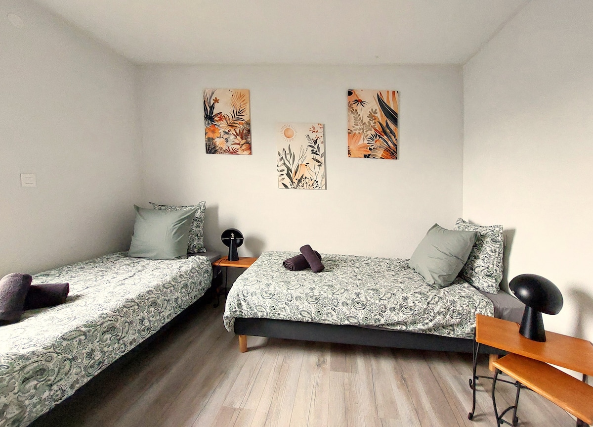 La seconda camera è dotata di 2 letti singoli 90x200cm con doppi cuscini e una cassettiera.