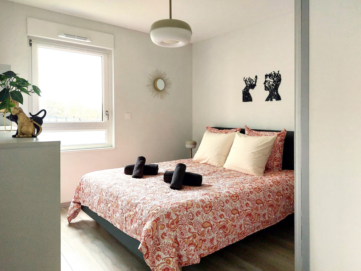 Bella camera matrimoniale dotata di un letto queen size 160x200cm e doppi cuscini con un armadio