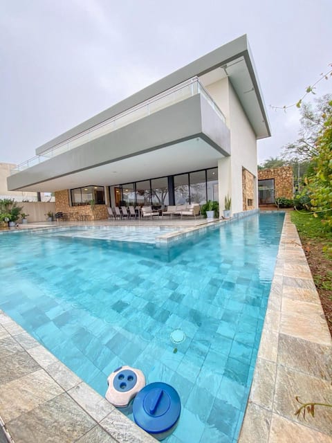 Modern House in the Heights with a Lake View