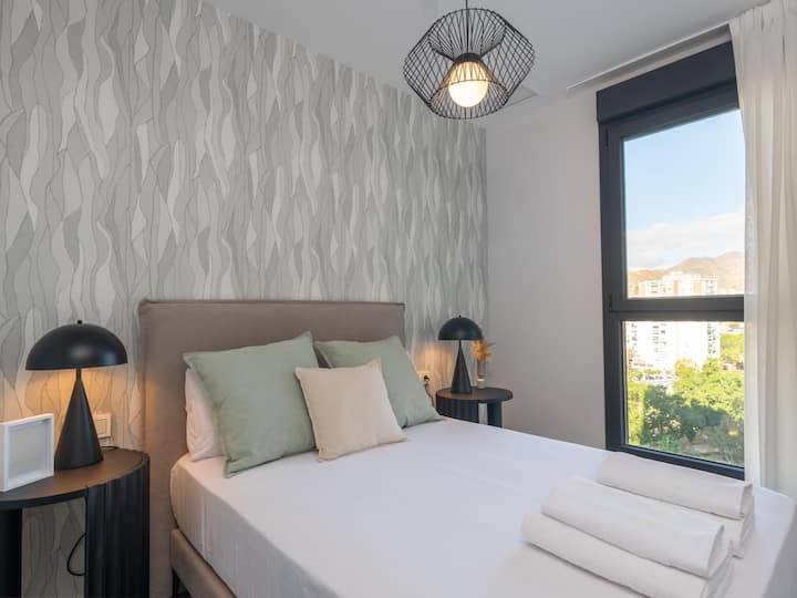 Dormitorio acogedor y contemporáneo, decorado en tonos suaves que transmiten calma y confort.