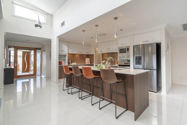 8 min to beach, Sleeps 12 + Pets gallery image 3