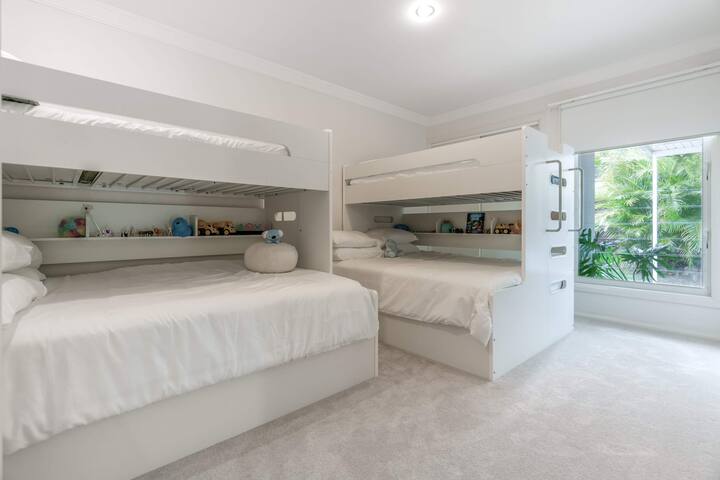 8 min to beach, Sleeps 12 + Pets gallery image 5