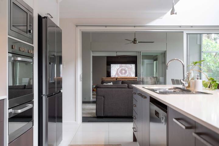 8 min to beach, Sleeps 12 + Pets gallery image 4