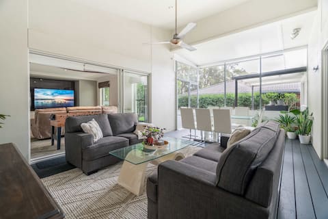 8 min to beach, Sleeps 12 + Pets