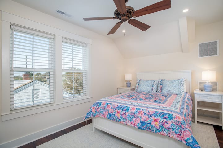 למעלה חדר שינה 2 עם מיטת קווין סייז