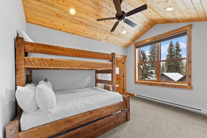 Tretia hlavná spálňa s manželskou posteľou a manželskou posteľou, televízorom a vlastnou kúpeľňou. 