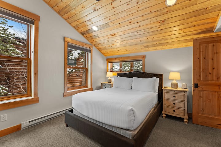 Druhá hlavná spálňa s manželskou posteľou Queen, televízorom a vlastnou kúpeľňou. 