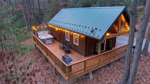 Cozy Romantic Getaway-Hot Tub, Fire Pit, Ping Pong