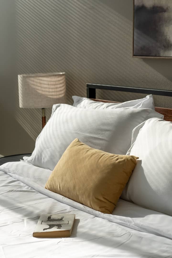 غرفة نوم بسرير بحجم كبير