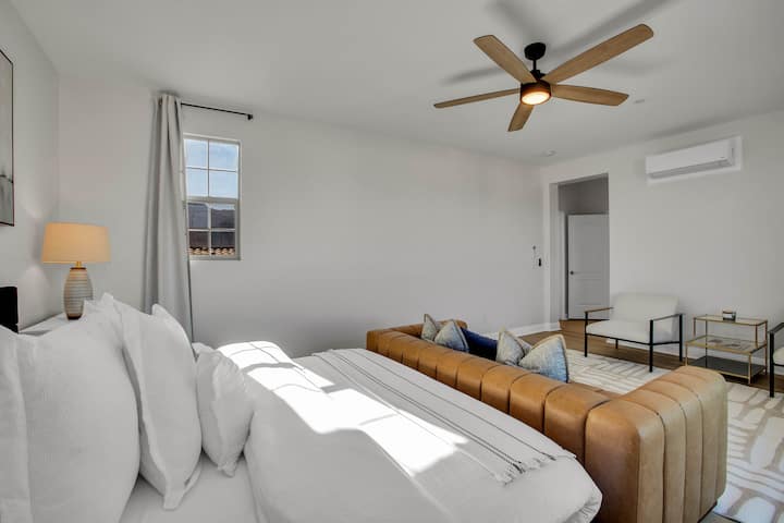 Salla kryesore e suitës me ndenjëse të buta dhe ventilator modern tavani