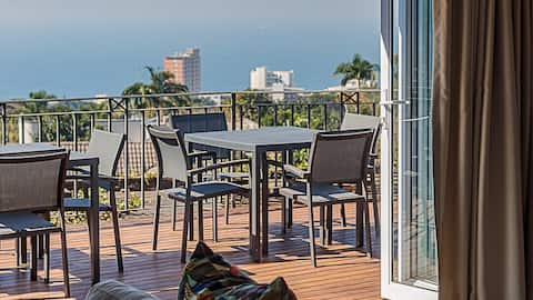 6BR home w/ pool, BBQ & hot tub