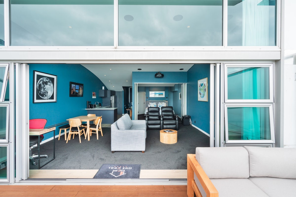 Top performing Airbnb: Hot Tub | 6th Floor Penthouse | Free Park | Cinema in Auckland City Centre