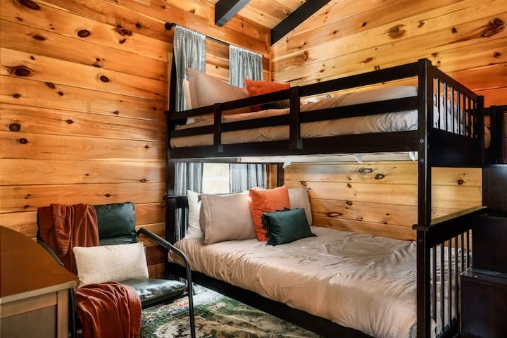 Questa incantevole camera a castello è un rifugio accogliente sia per i bambini che per gli adulti. Unisce comfort e stile per la migliore esperienza di pigiama party in baita.