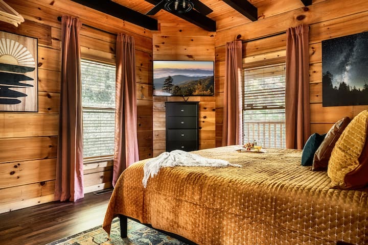 Svegliati con la luce naturale che filtra attraverso pareti rustiche in legno, con il comfort di un soffice letto dorato che invita al relax e al riposo.