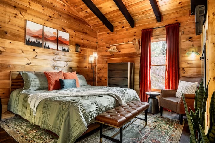 Rilassati in questo accogliente rifugio di montagna con travi rustiche, biancheria da letto soffice e tonalità calde e naturali per il massimo comfort.
