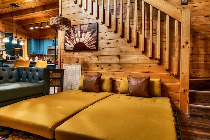 Trasforma l'accogliente salotto in una zona notte in più, ideale per ospiti aggiuntivi o per un divertente pigiama party in famiglia al Sunfyre Summit Cabin.