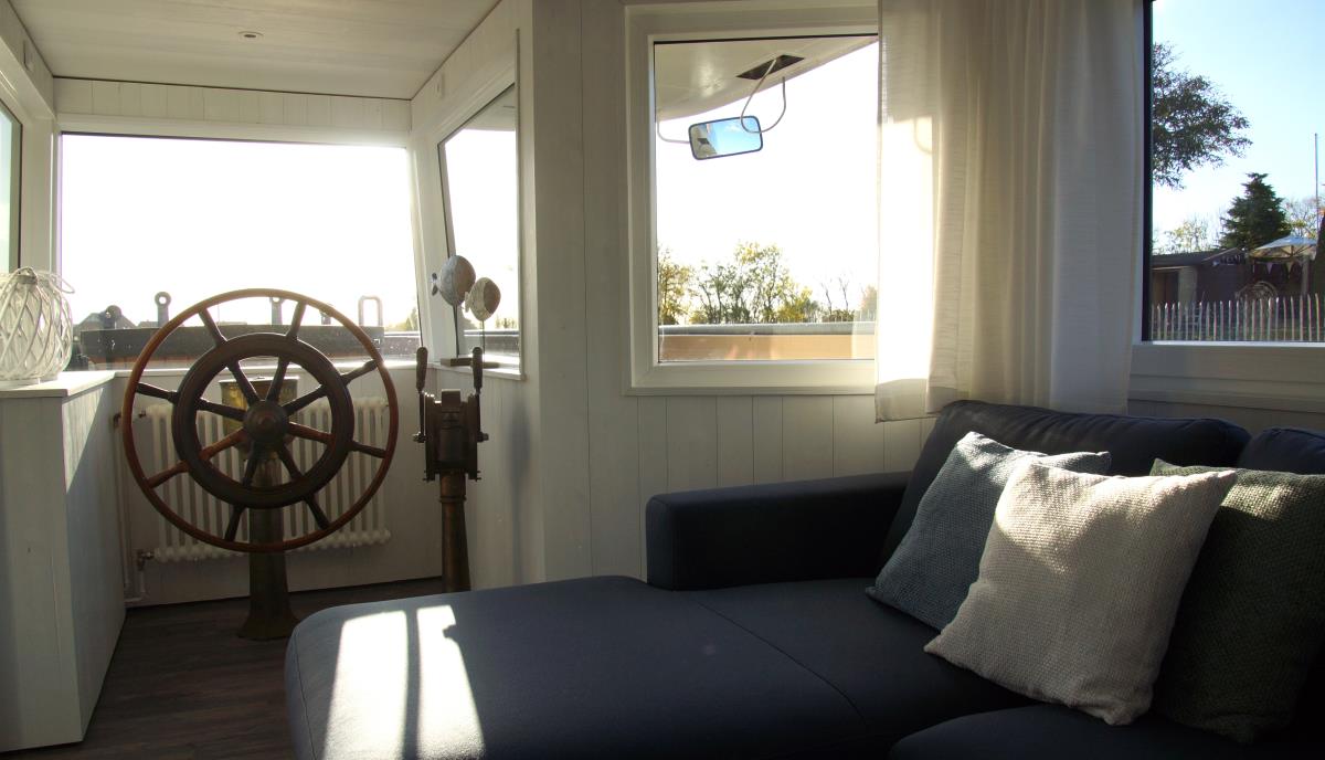 Leistungsstarkes Airbnb: Houseboat with hot tub, sauna and fireplace in Otterndorf