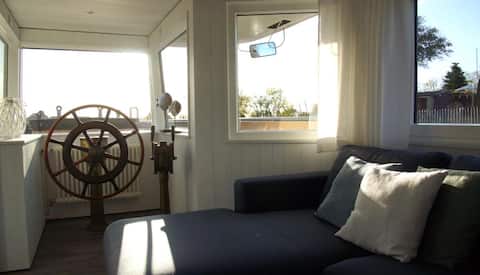 Leistungsstarkes Airbnb: Houseboat with hot tub, sauna and fireplace in Otterndorf