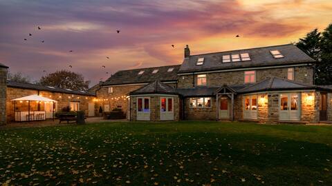 Harrogate House Retreat - Sleeps 31, 2 Hot tubs