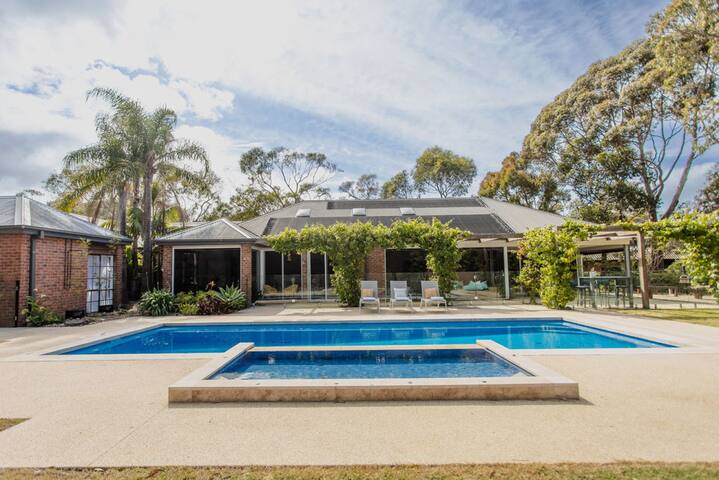 Pool – Spa – Basketball Court – Climbing Equipment