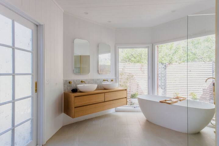 Pool – Spa – Basketball Court – Climbing Equipment gallery image 5