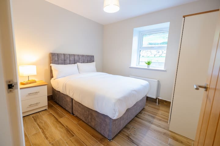 Schlafzimmer mit Kingsize-Doppelbett